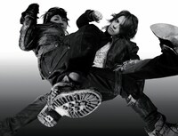 複雑に絡み合うHYDEとKAZ。2人あわせてVAMPSだ（写真は右クリック禁止です）。