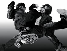 複雑に絡み合うHYDEとKAZ。2人あわせてVAMPSだ（写真は右クリック禁止です）。