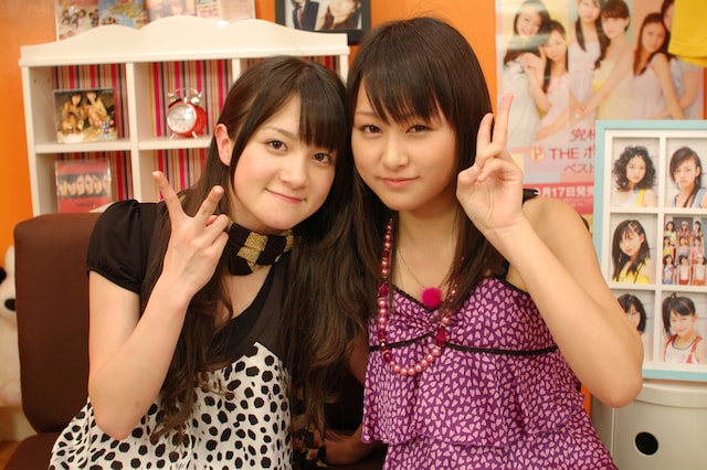 番組の見どころについて、あっきゃん（写真右）は「THE ポッシボーのメンバーもいろいろな所にロケに行ったり、さまざまなゲストも登場するので是非観てください!!」とコメント。一方のロビン（左）は「ロケで行きたい場所は本物の『あっきゃんの部屋』」とムチャ振りをし、あっきゃんをヒヤッとさせた。