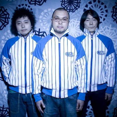 最新アルバム「影の無いヒト」を引っさげ、現在全国ツアー「マグネットツアー2009」真っ最中のASA-CHANG&巡礼。