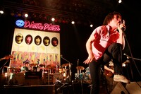 フラカンは今年結成20周年。圭介は「メンバーチェンジなしで、活動休止もなく、ブレイクせずに20年続けたバンドはフラカンだけ」と高らかに宣言。