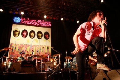 フラカンは今年結成20周年。圭介は「メンバーチェンジなしで、活動休止もなく、ブレイクせずに20年続けたバンドはフラカンだけ」と高らかに宣言。