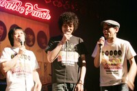 ライブの転換時には、MCとして会場を盛り上げた鈴木圭介（写真左）、斉藤和義（中央）、グレートマエカワ（右）の3人。各アーティストとともに、脱線しまくりのトークを繰り広げた。