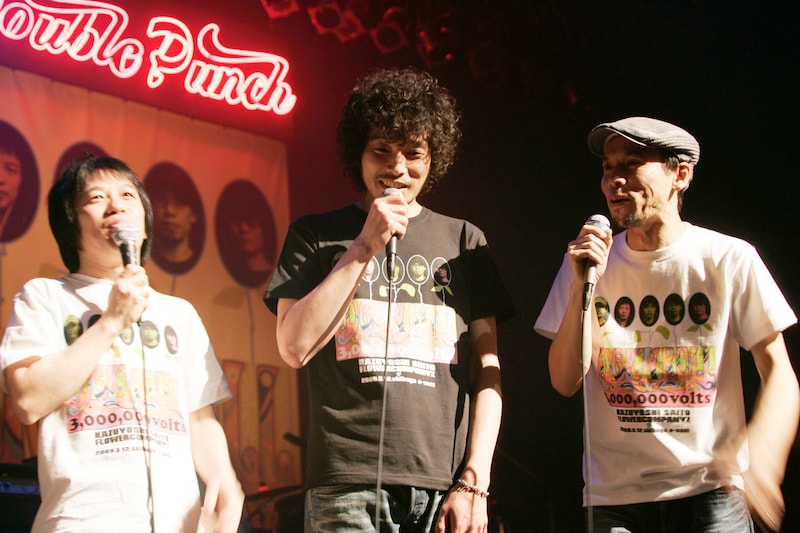 ライブの転換時には、MCとして会場を盛り上げた鈴木圭介（写真左）、斉藤和義（中央）、グレートマエカワ（右）の3人。各アーティストとともに、脱線しまくりのトークを繰り広げた。