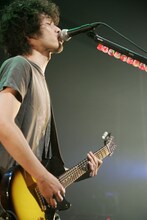 斉藤和義はPUFFYへの楽曲提供や映画「FISH STORY」の音楽プロデュースについて、「最近、いろんな人に曲を書くことが増えて、一緒にステージに立つことも多くなって嬉しい」とコメント。