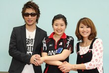 とびっきりの笑顔でmihimaru GTと握手する福原愛選手。大会後にもこの笑顔が見られることを楽しみにしておこう。