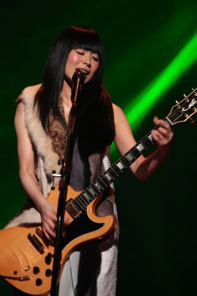 写真は昨年11月にさいたまスーパーアリーナで行われた「(生)林檎博’08～10周年記念祭～」の模様。この映像は3月11日にリリースされたDVD「Ringo EXPO 08」で楽しむことができる。