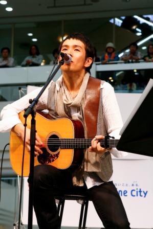 「ファイティングポーズの詩」は、彼にとって初のドラマ主題歌。この日のフリーライブでも披露され、オーディエンスから大きな拍手を浴びていた。