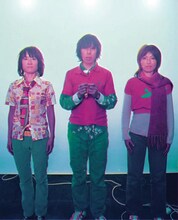 音楽性のみならずデザイン、パッケージの面でも常に日本の音楽シーンをリードする山本ムーグ（写真中央）と小山田圭吾。興味深いトークが期待できそうだ。