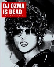 エイプリルフールに発売される「DJ OZMA IS DEAD～消えた臆病なテロリスト～」。表紙はアメリカのグラフ雑誌「LIFE」を思わせるスキャンダラスなデザインとなっている。