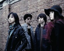 2000年3月29日にシングル「Mysterious Eyes」でデビューして以来、もうすぐ10周年を迎えるGARNET CROW。