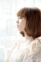 ミズノマリ（写真）はタイトル曲のほか、カップリング曲「Feel Like Makin' Love」にもフィーチャリングゲストとして参加。paris matchの世界にも通じる洒落たサウンドに仕上がっている。また、クラブでも映えそうなボサノヴァ／サンバアレンジに生まれ変わった「瞳そらさないで2009」はミズノファンも必聴だ。