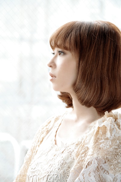 今年4月、豪華アーティストとのコラボ楽曲を収めたミニアルバム「mariage」でソロデビューを果たしたミズノマリ。