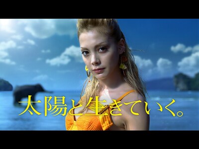 土屋アンナはこれまで「アネッサ」のイメージガールを務めていた蛯原友里からバトンタッチ。エビちゃんとはまた違った魅力を放っている。