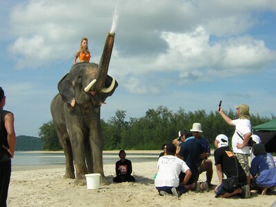 写真はメイキングシーン。勢いよく水しぶきを上げる象と凛々しい表情のアンナ。素晴らしい光景にスタッフは思わず写メをパチリ。