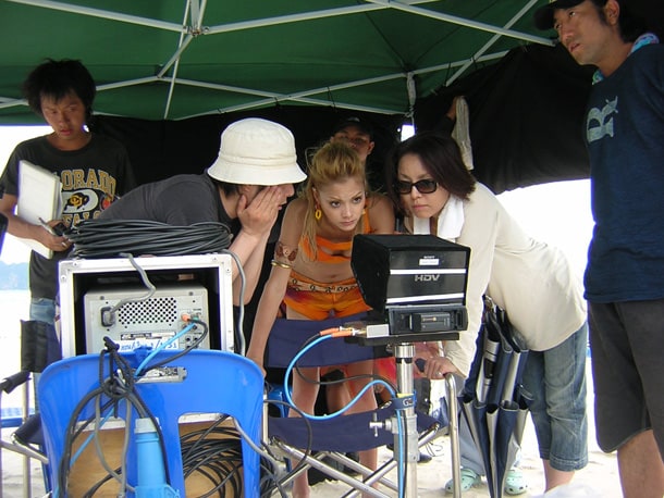 真剣な表情でモニタをチェックするアンナ。