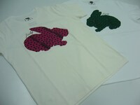 アルバムの初回限定盤には、15周年ロゴ入りTシャツ（写真）が当たるプレゼント応募ハガキが封入される。