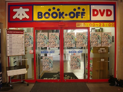 写真は初音ミクのポスターが大量に貼られたBOOKOFF秋葉原駅前店店頭の様子。ポスター右下にあるQRコードからアクセス可能だ。