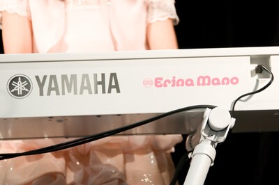 オリジナルカラー（パールホワイト）のボディに、自身も大好きなピンク色で「Erina Mano」のロゴが入ったこの電子ピアノ。ヤマハ“P series”がベースで、今のところ市販の予定はなし。