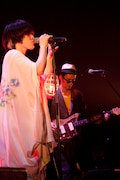 今回のツアーは、サポートバンドTHE GOSSIP OF JAXXとの連名「EGO-WRAPPIN' AND THE GOSSIP OF JAXX」名義で行われており、2月18日にリリースされた同名のアルバムを中心としたレパートリーが披露されている(写真はSHIBUYA-AX公演の様子)。