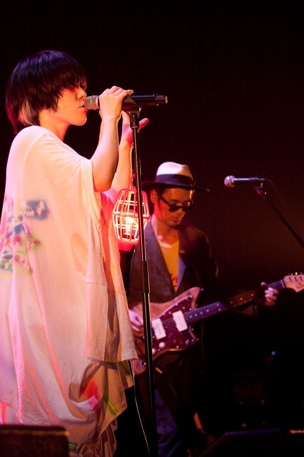 今回のツアーは、サポートバンドTHE GOSSIP OF JAXXとの連名「EGO-WRAPPIN' AND THE GOSSIP OF JAXX」名義で行われており、2月18日にリリースされた同名のアルバムを中心としたレパートリーが披露されている(写真はSHIBUYA-AX公演の様子)。