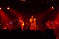 写真は3月17日の奄美大島ROADHOUSE ASIVIワンマンライブの様子。