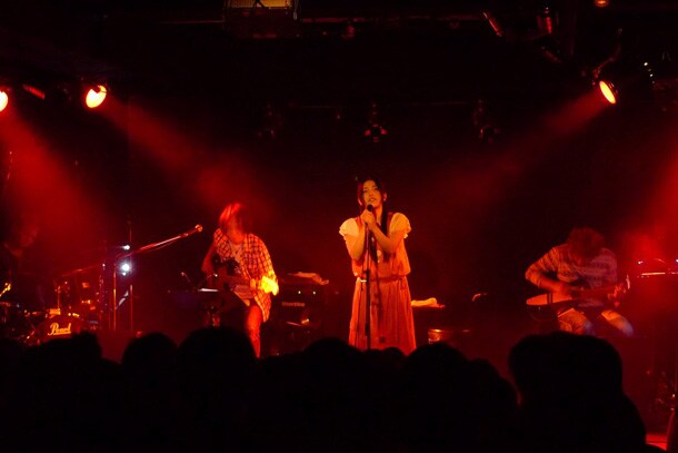 写真は3月17日の奄美大島ROADHOUSE ASIVIワンマンライブの様子。