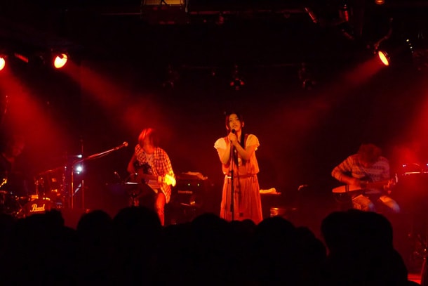 写真は3月17日の奄美大島ROADHOUSE ASIVIワンマンライブの様子。