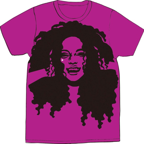 写真は3rdミニアルバム「Sweet Soul Love」をモチーフにしたTシャツ。パープル(写真)とグレイの2種類が用意されている。