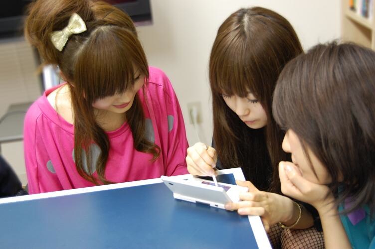 先日、ついに素顔が明かされたユーザー育成型アイドルCOSMETICS。動画サイトに公開された配信限定シングル「LOVE IS ALL」のビデオクリップでは、彼女たちの日常や素顔が余すところなく描写され、ネット上で大きな話題を集めた。