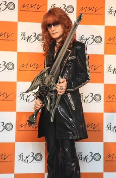 激レア★高見沢さん★御神木 剣★ 高見沢俊彦、剣型ギターでゲームミュージックをPR - 音楽ナタリー