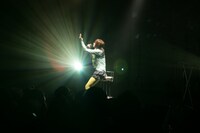 写真は3月19日にLIQUIDROOM ebisuで行われた無料招待制ライブ「mixi×Aira Mitsuki スペシャルLiVE」の模様。