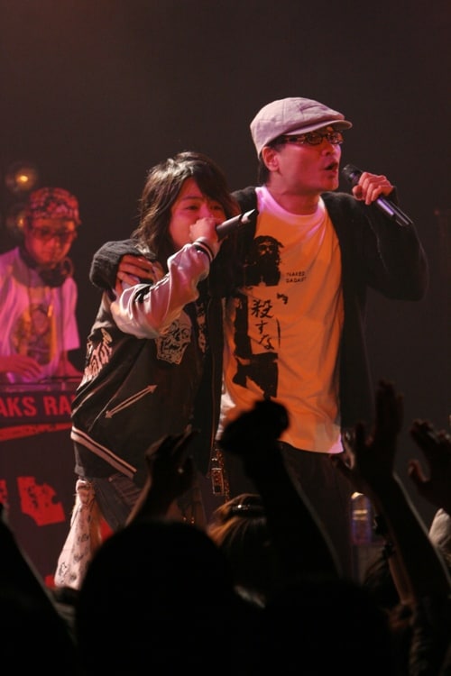 いとうせいこうのアルバム参加は、数年前にある雑誌で対談したときにMCUから「今度一緒にやっていただけませんか？」と依頼したことで実現。レコーディングはタイトルどおり、本当にマイク2本を立ててせいこうと一発録りに近い形で行われた。