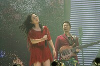 アニバーサリーイヤーを祝うように華やかな衣装でステージに立った吉田美和（Vo）と中村正人（B）。