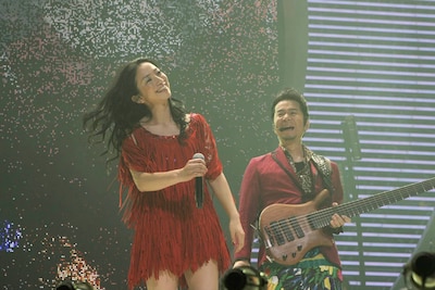 アニバーサリーイヤーを祝うように華やかな衣装でステージに立った吉田美和（Vo）と中村正人（B）。