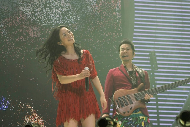 アニバーサリーイヤーを祝うように華やかな衣装でステージに立った吉田美和（Vo）と中村正人（B）。