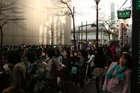 行列のできるApple Store。