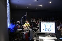 ライブはアコースティックセットで実施。