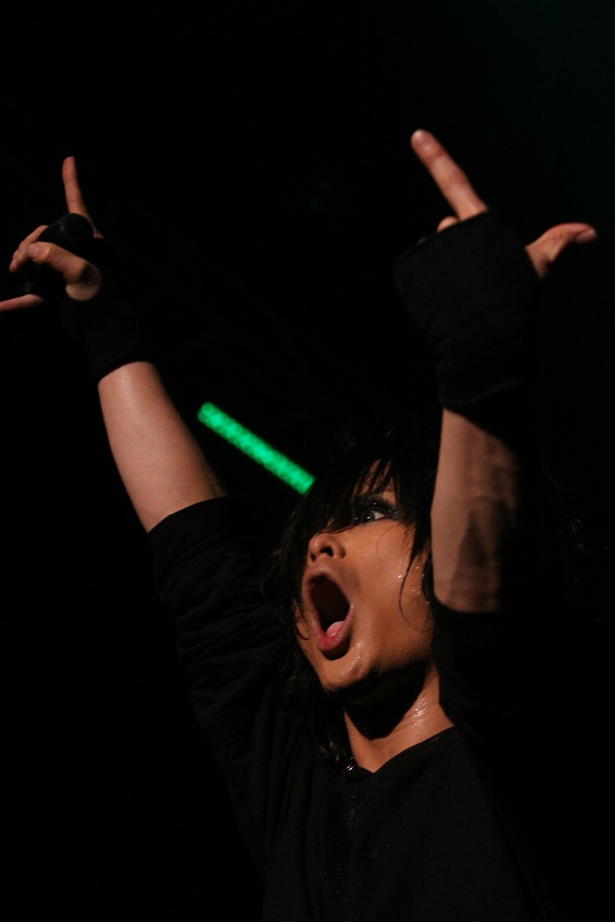 この日に披露された「ALIVE」は6月10日にリリース。初回限定盤には「CRAZY TOUR 08-09”IN JAPAN LIVEドキュメント」を収めたDVDが付属する。