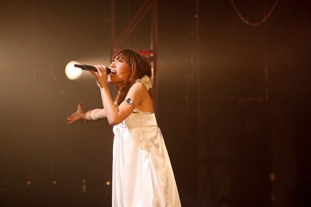 この日初披露された新曲「I WISH」は、酒井彩名プロデュースのウェディングドレスブランド「Aya na ture」のイメージソング。