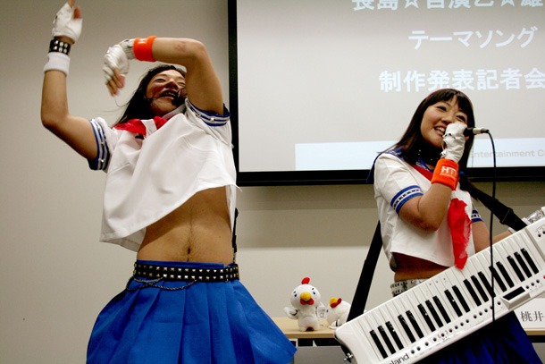 3月25日の記者会見では、未完成の状態ながら「☆自演乙☆ソング」が初披露された。
