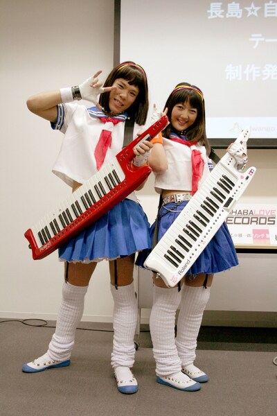 写真は昨年3月に行われた「☆自演乙☆ソング」制作発表記者会見の様子。お揃いのコスチュームでポーズを決める長島☆自演乙☆雄一郎（写真左）と桃井はるこ（右）。ちなみにイベントタイトルは2009年10月～2010年3月に放送されたアニメ「とある科学の超電磁砲」から取られたもの。