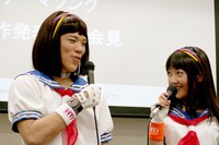 “ネ申”モモーイに見つめられてご満悦の☆自演乙☆。彼は今後もモモーイのプロデュースユニット「Summer of Love」とのコラボを展開するとのこと。急に歌詞が書きたくなった、とモモーイに宛てメールでポエムを送りつけたという。