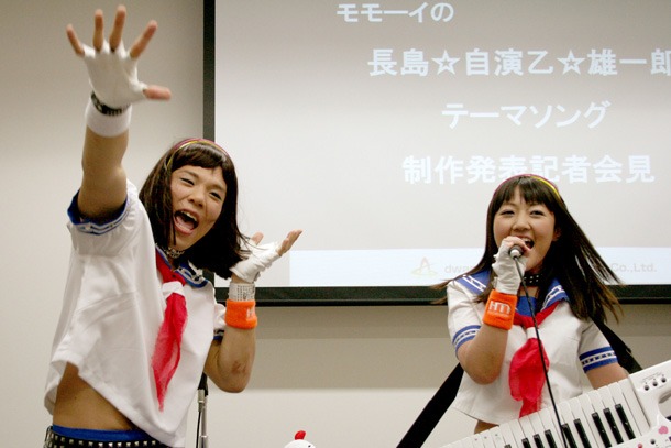 2人は記者会見の席上で楽曲を披露。「マスコミに向かってヲタ芸を打つことになるとは」と、戸惑いながらも熱唱＆熱演した。