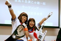 衣装と不釣り合いなNJKFチャンピオンベルト。