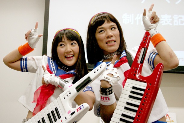 桃井はるこ（写真左）は8月22日のステージに登場。昨日行われた「自演乙ソング（仮）」シングル発表記者会見では、長島☆自演乙☆雄一郎（写真右）のテーマソングとして制作された同曲を「アニサマ」のステージでも歌ってみたい、と話した。