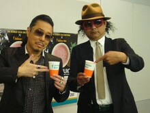 Bro.KONE（写真左）は「目で見えないサウンドと食感で楽しむジュースのコラボ。両方で癒せると嬉しい」と、今回のコラボに意欲的。Bro.TOM（右）も「歌を聴いて、飲んで“なるほどね”と思ってくれた人にはもう一杯あげる!!」とサービス精神を発揮。