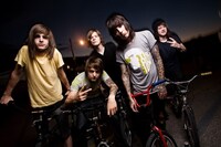 写真は上からマキシマム ザ ホルモン、BLESSED BY A BROKEN HEART、BRING ME THE HORIZON。見た目もサウンドも強烈な3バンドの戦いの行方はいかに。