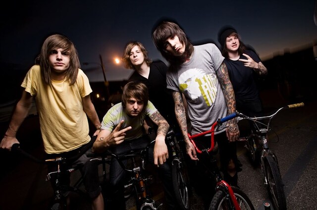 写真は上からマキシマム ザ ホルモン、BLESSED BY A BROKEN HEART、BRING ME THE HORIZON。見た目もサウンドも強烈な3バンドの戦いの行方はいかに。