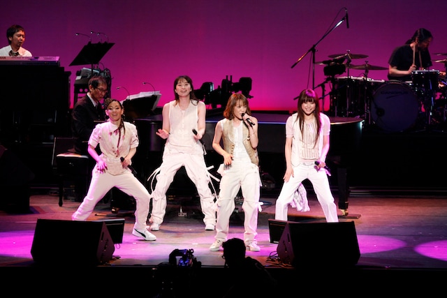 武部聡志は今回の共演について、「大人になったSPEEDと一緒にライブができて最高です」とコメント（写真は「卒業のうた’09～song for tomorrow～」の様子）。